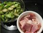 咸肉片炒秋葵的做法图解1