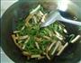 嫩艾叶头炒豆腐干的做法图解5