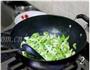 腰果西芹炒百合的做法图解2