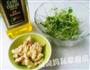 核桃仁拌豆苗的做法图解4