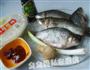 糟香豆瓣鲫鱼的做法图解1
