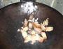 熏肉炒大蒜的做法步骤4