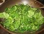 腐乳炒番薯叶的做法步骤4