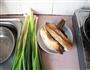 蒜苗炒腊肉的做法图解1