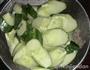 黄瓜炒五花肉的做法图解2