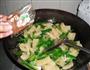 猪肉皮炒芹菜青蒜的做法图解8