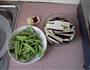 茄子炒豆角的做法图解1