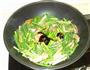猪肉爆炒蒜薹的做法图解4