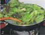 豆豉炒莴笋叶的做法图解2