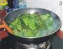 豆豉炒莴笋叶的做法图解3