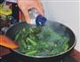 豆豉炒莴笋叶的做法图解4