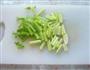 芹菜拌花生仁的做法图解2