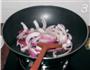 洋葱炒圆火腿的做法图解3