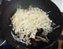 菌菇炒豆腐皮的做法图解3