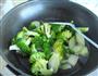 西兰花炒腊肠的做法图解4