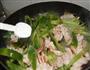 西芹炒鱿鱼的做法图解15