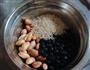 黑豆花生豆浆的做法图解1