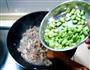鸡腿菇炒芽豆的做法图解5