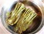 香椿芽滑蛋的做法图解1