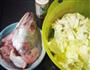 米鱼头包菜汤的做法步骤1