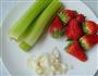 西芹百合炒草莓的做法图解1