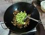 蚕豆炒腊肉的做法图解5