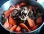 排骨冬菇焖红萝卜的做法图解9