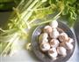 芹菜炒口蘑的做法图解1