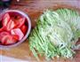番茄木耳卷心菜的做法图解2
