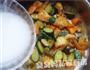 酸黄瓜炒凤尾虾的做法图解8