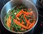 孜然炒红萝卜青豆的做法图解4