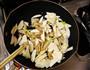 茭白煨面筋的做法图解3
