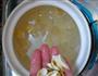 香蕉百合银耳羹的做法图解3