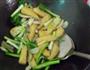 蒜苗蘑菇炒豆腐泡的做法图解3