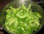 豆豉鲮鱼炒苦瓜的做法图解3