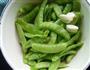 蒜香荷兰豆的做法图解1