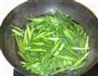 凉拌芹菜叶的做法图解2