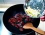 麻辣香肠炒蒜苗的做法图解2