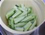 青瓜炒脆皮肠的做法图解1