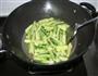 青瓜炒脆皮肠的做法图解3