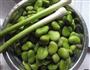 蒜香嫩蚕豆的做法图解1