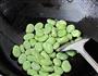 蒜苔烧蚕豆米的做法图解3