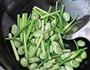 蒜苔烧蚕豆米的做法图解4