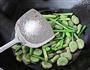 蒜苔烧蚕豆米的做法图解5