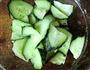 黄瓜拌皮蛋的做法图解2