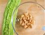 苦瓜腰果碎的做法图解1