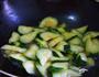 青瓜炒鱿鱼的做法图解4