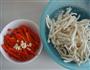 大红椒炒鸡腿菇的做法图解1
