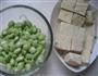 臭豆腐烧毛豆的做法图解2