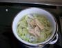 白菜腐竹滚汤的做法图解2